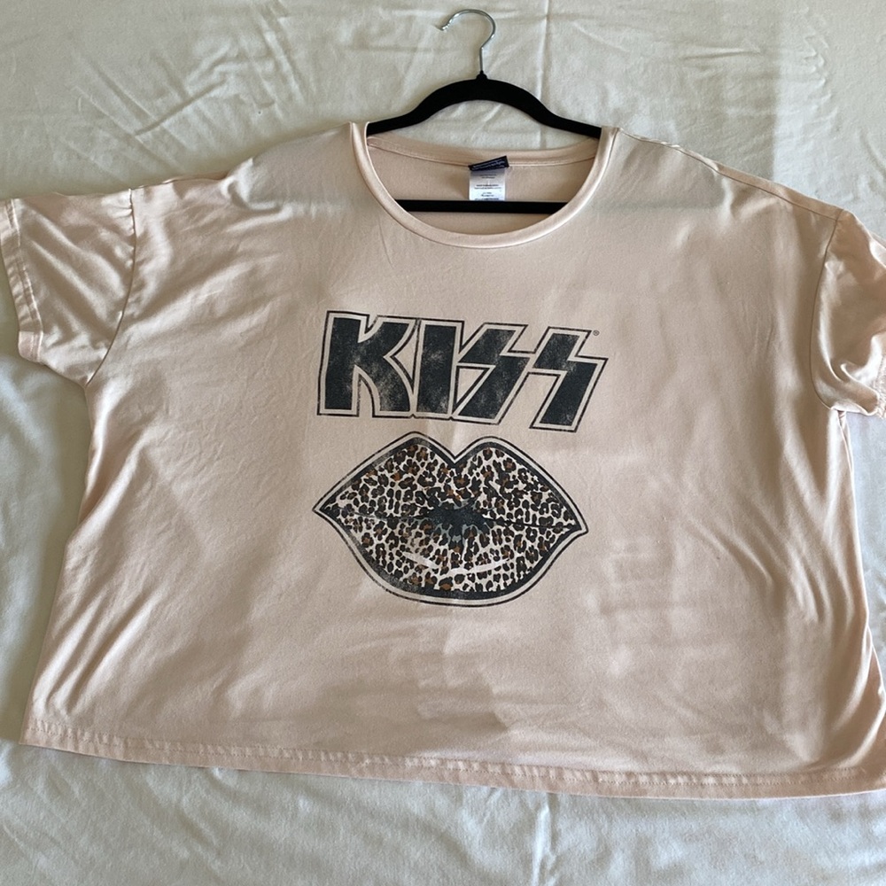 KISS Pink Graphic Tee with Leopard Lip Logo. Size XL